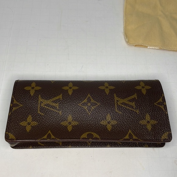 Authentic Louis Vuitton glasses case with lens cleaner and COA - Picture 3 of 9